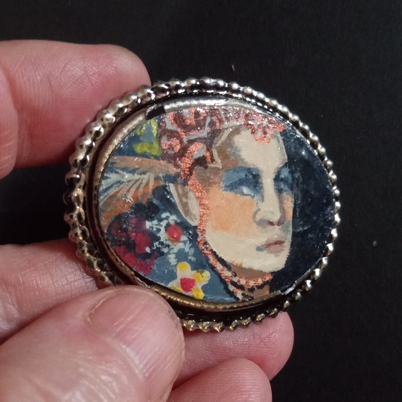 Hand Painted Flapper Portrait Brooch - Picture 2 of 6